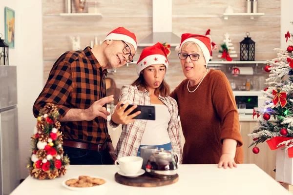 Yeğenim Noel 'i büyükannem ve büyükbabam selfie çekerken kutluyor. — Stok fotoğraf