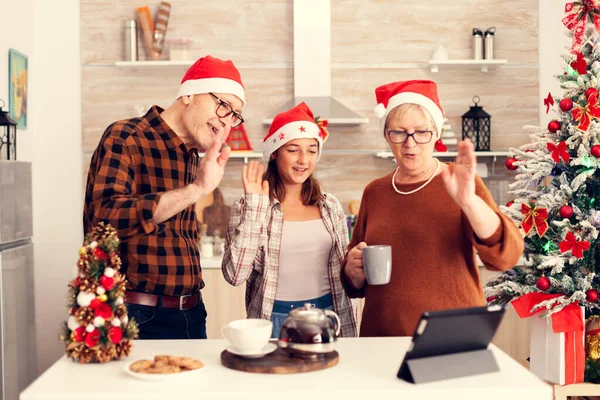 Nichte und Großeltern feiern Weihnachten und grüßen bei Online-Anruf — Stockfoto