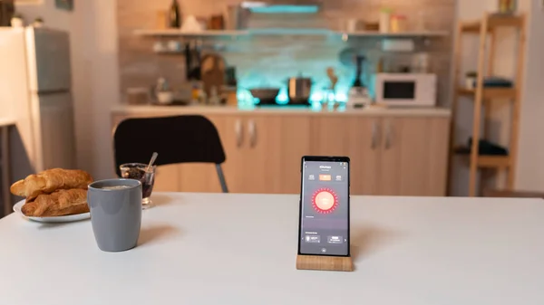 Smartphone mit Smart-Home-Anwendung zum Ein- und Ausschalten des Lichts — Stockfoto