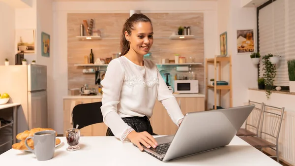 Freelance empresária sentada na mesa em casa trabalhando — Fotografia de Stock