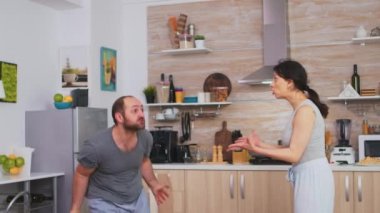 Saldırgan adam karısına vurmaya çalışıyor.