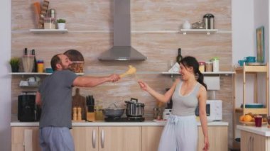 Çift mutfakta eğleniyor.