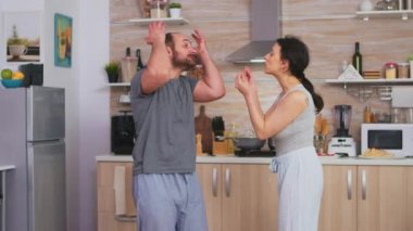 Şiddet yanlısı koca karısını sallıyor