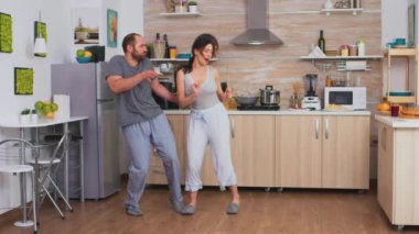 Neşeli çift dans ediyor