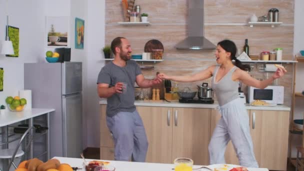 Casal feliz desfrutando de um dia livre em casa — Vídeo de Stock