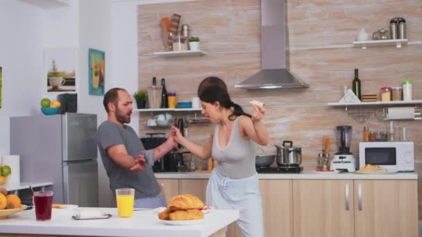 Pareja alegre bailando en la cocina — Vídeos de Stock