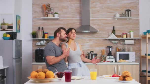 Casal cantando na cozinha — Vídeo de Stock