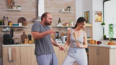 Heyecanlı mutlu çift dansı