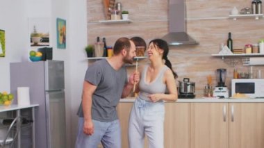 Olumlu neşeli çılgın çift dans ediyor