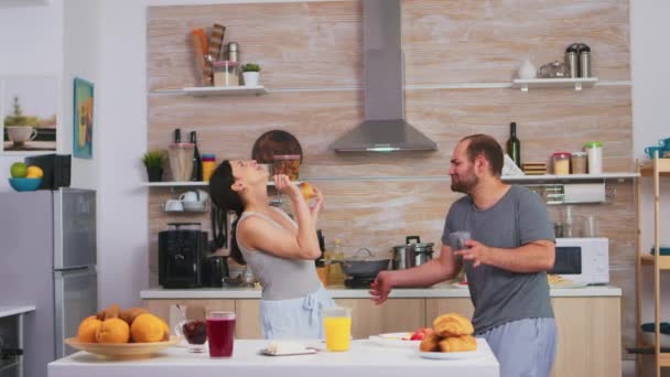 Casal despreocupado dançando e cantando na cozinha — Vídeo de Stock
