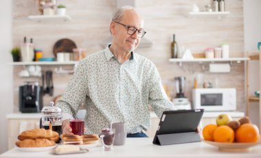 Son sınıf öğrencisi tablette geziniyor
