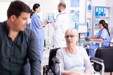 Hasta X-ray 'i ile tablet bilgisayar kullanan doktor