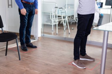 Olgun adam sırada bekliyor.