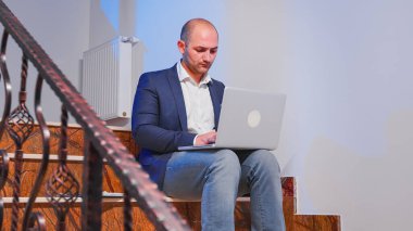 Girişimci aşırı çalışan dizüstü bilgisayardaki belgeleri kontrol ediyor