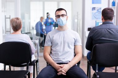 Yüzünde maske olan yorgun genç adamın portresi.