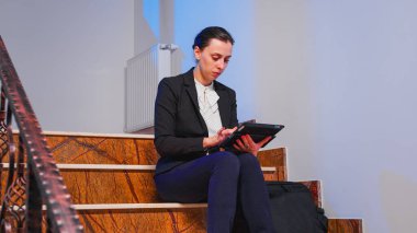 Şirket yöneticisi tablet teslim tarihinden okuyor