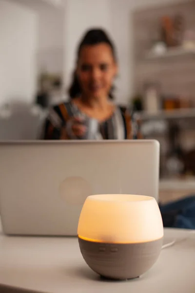 Frau benutzt Laptop — Stockfoto