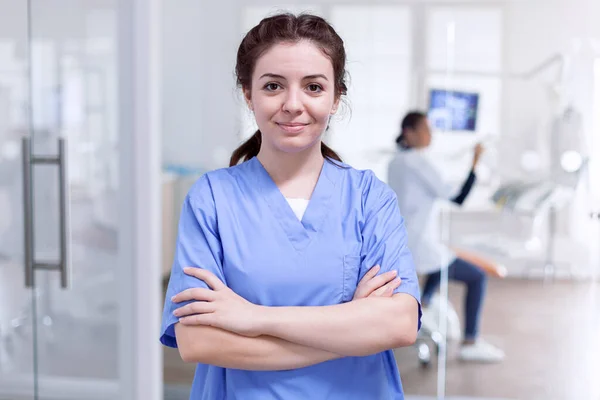 Retrato de enfermera estomatológica en recepción dental con los brazos cruzados — Foto de Stock