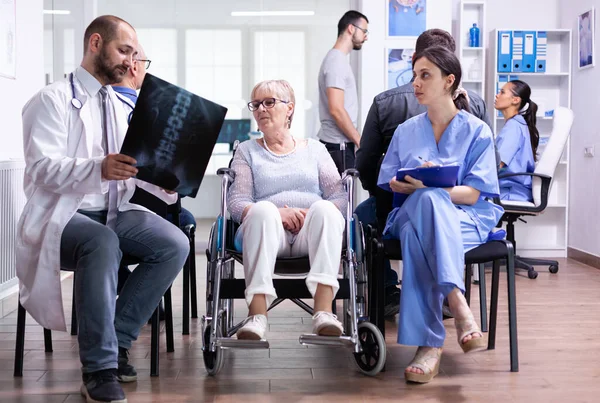 Radiologe mit Röntgenbild des Patienten — Stockfoto