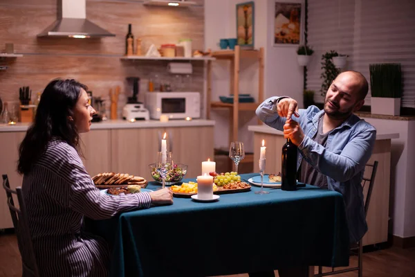 Mann öffnet eine Flasche Wein — Stockfoto