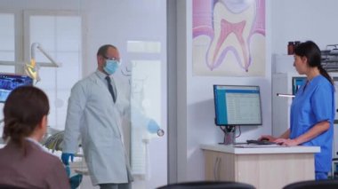 Profesyonel doktor hastayı muayene etmeden önce diş röntgeni istiyor.