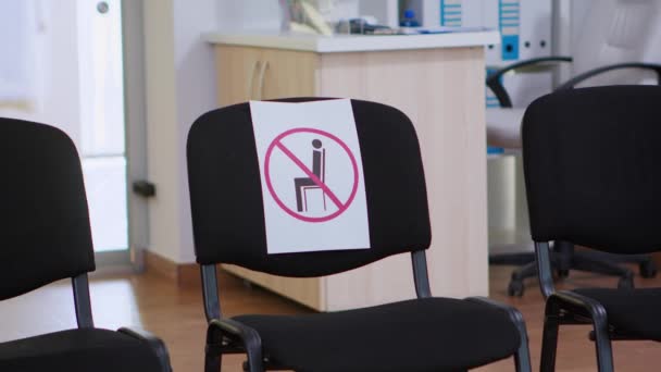 Menunggu ruang di klinik normal baru dengan tidak ada orang di dalamnya — Stok Video