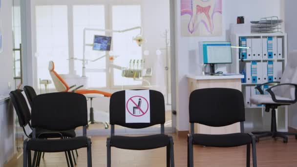 社会的距離を尊重する椅子の標識付きの空の待合室 — ストック動画