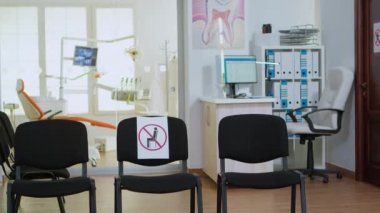 Küresel salgın sırasında diş sağlığı kliniği resepsiyonunda kimse yoktu.