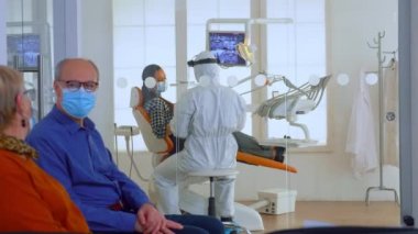 Koruma maskeli insanlar resepsiyonda tartışıyor.