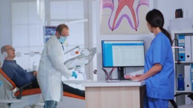 Doktor asistana bir sonraki randevuyu soruyor.