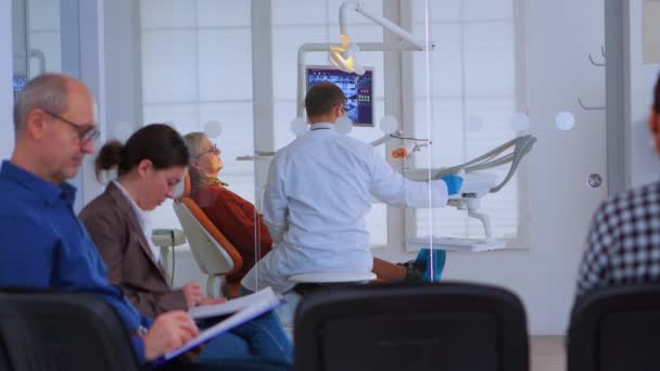 Dokter gigi bekerja di kantor yang ramai — Stok Video