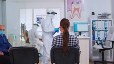 Kıyafetli asistan resepsiyona geliyor.