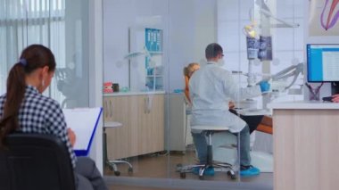 Sınava kadar lambayı yakan ortodontist.