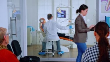 Hastalar diş raporlarını doldurmak için bilgilendirme soruyorlar