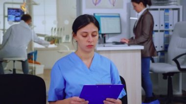 Kameraya bakan gülümseyen hemşire portresi