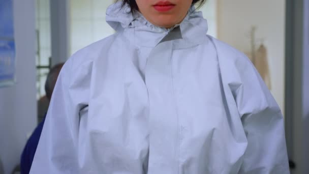 Uitgeputte verpleegster kijkt op camera zonder gezichtsmasker — Stockvideo