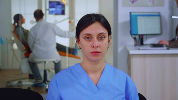 Tandlæge assistent kigger på kamera – Stock-video