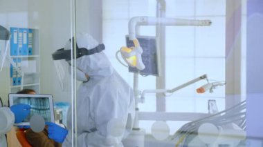 Takım elbiseli dişçilerin kapanışı, dişçi odasında tartışılıyor.