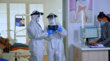 Genel olarak röntgene bakan dişçilerin yavaş hareketi