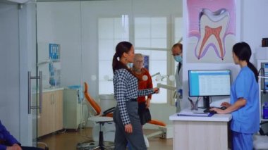 Diş hekimi danışma odasına kıdemli bir adamı davet ediyor.