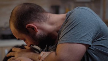 Acımasız adam karısına el kaldırıyor.