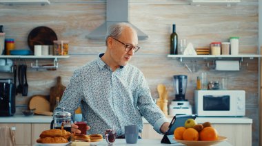 Tablet bilgisayar kullanan kıdemli adam