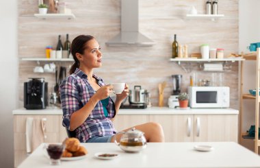 Sıcak yeşil çaydan hoşlanan bir bayan