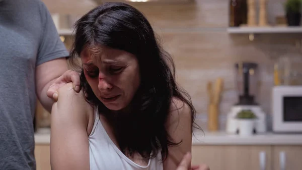 Homem abusando mulher na cozinha — Fotografia de Stock