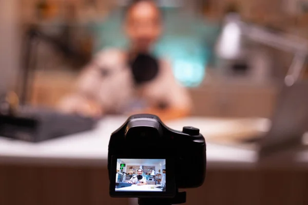 Vlivce sedí na stanici vlog — Stock fotografie