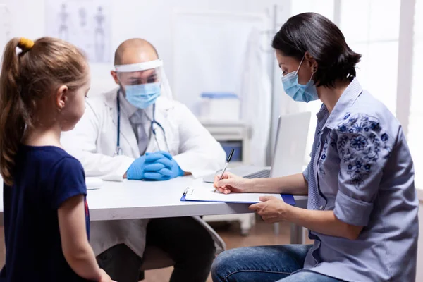 Mother writing child treatment — Stock Photo, Image