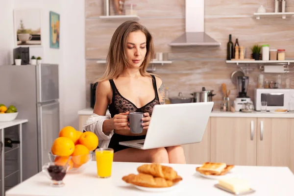 Kaffeetrinken mit Laptop — Stockfoto