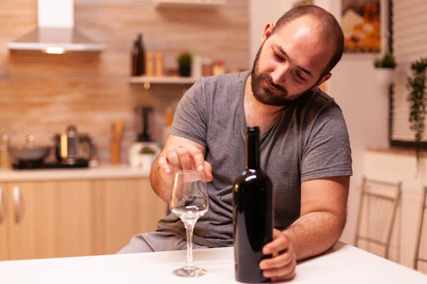 Homem alcoólico deprimido — Fotografia de Stock