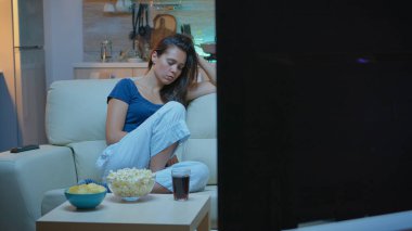 Kanepede uyuyan bir kadın.