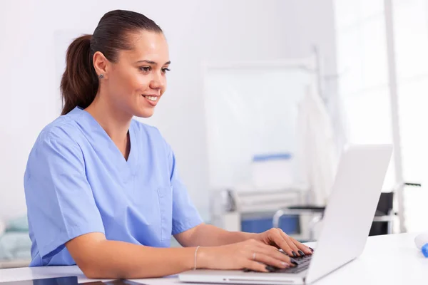 Krankenschwester in Uniform mit Laptop — Stockfoto